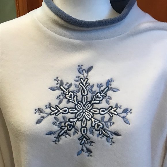 Croft & Barrow Woman's Fleece Top - Picture 3 of 9